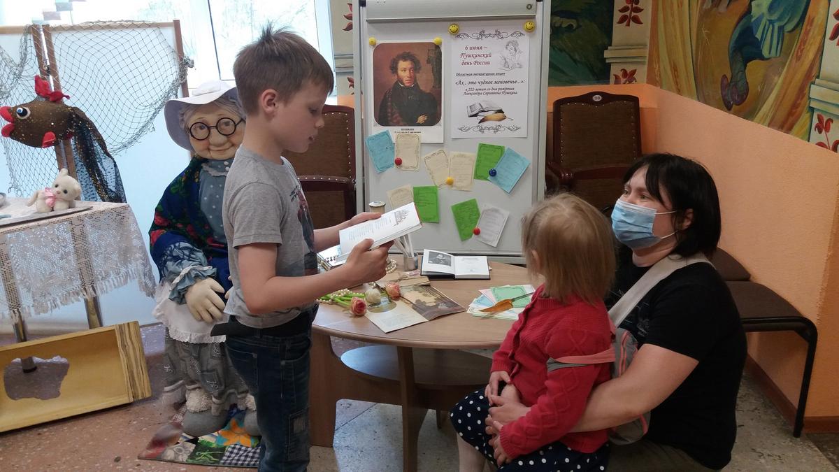 Любой посетитель библиотеки мог взять томик стихов поэта и продекламировать свои любимые произведения писателя Любой посетитель библиотеки мог взять томик стихов поэта и продекламировать свои любимые произведения писателя