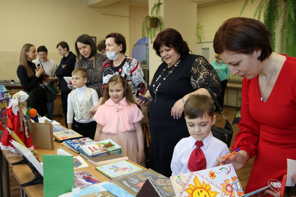 на конкурс поступило 205 детских рукописных книг от 936 юных авторов. Все они были представлены на выставке, организованной в холле библиотеки на втором этаже