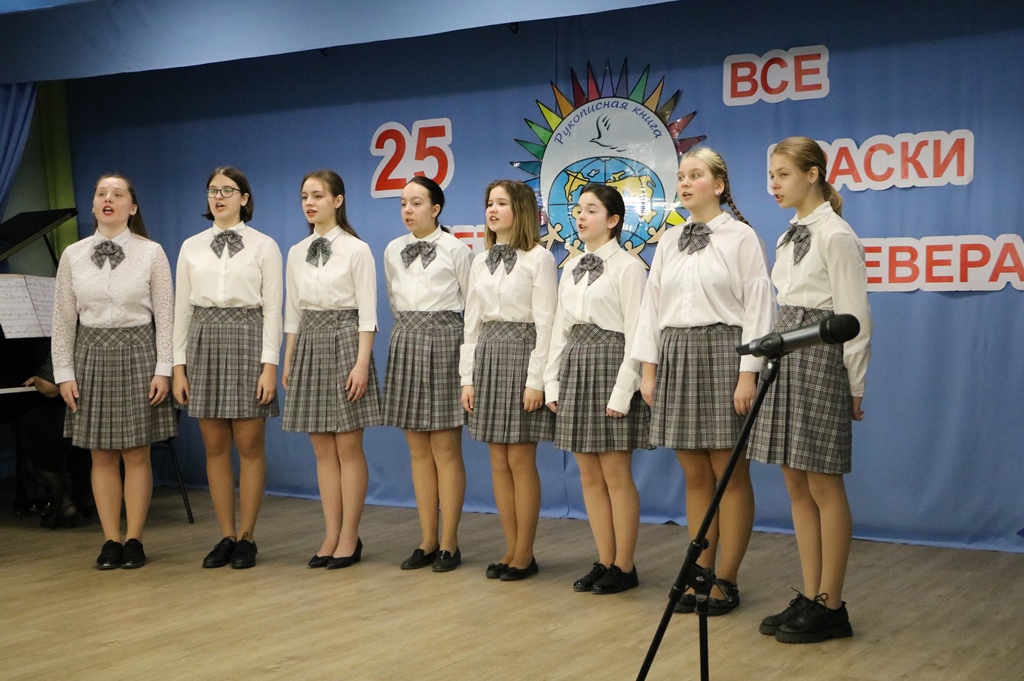 Праздник торжественно открыл песней хор Детской музыкальной школы №5