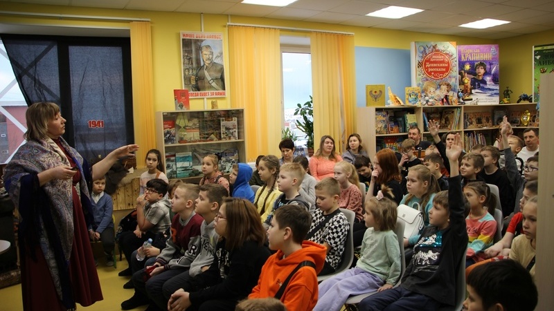 на протяжении чтения. человек читает книгу. у обучающихся следует формировать следующие культурные потребности. девочка сидит на книгах. польза чтения книг.